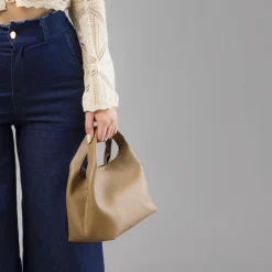 Borsa a mano da donna taupe con design morbido Lora Ferres