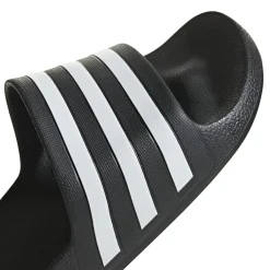 Ciabatte nere in gomma da uomo con logo a contrasto adidas Adilette Aqua
