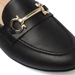 Mocassini loafer da donna neri Lora Ferres con morsetto dorato