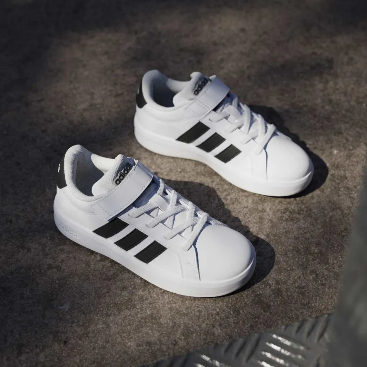 Sneakers bianche da Bambino con logo nero adidas Grand Court 3.0