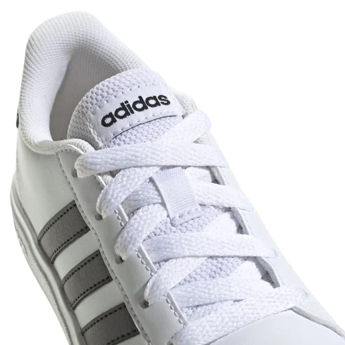 Sneakers bianche da ragazzo con strisce a contrasto adidas Grand Court 2.0 K