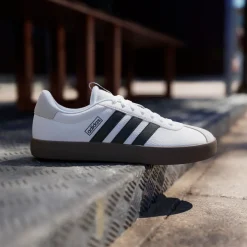 Sneakers bianche da uomo con strisce laterali nere adidas VL Court 3.0