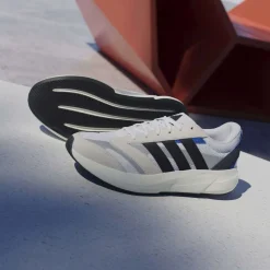 Sneakers da uomo bianche effetto scamosciato adidas LIGHTSHIFT 2.0