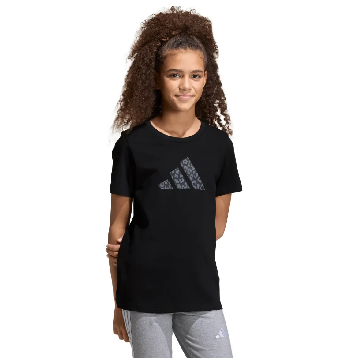 T-shirt da bambina nera con stampa leopardata sul logo adidas