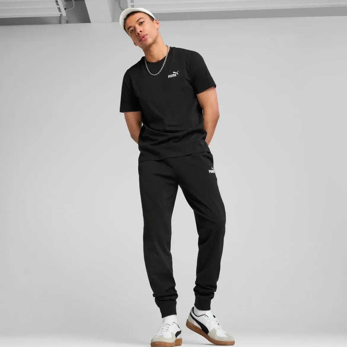 T-shirt da uomo nera Puma con logo bianco a contrasto sul petto