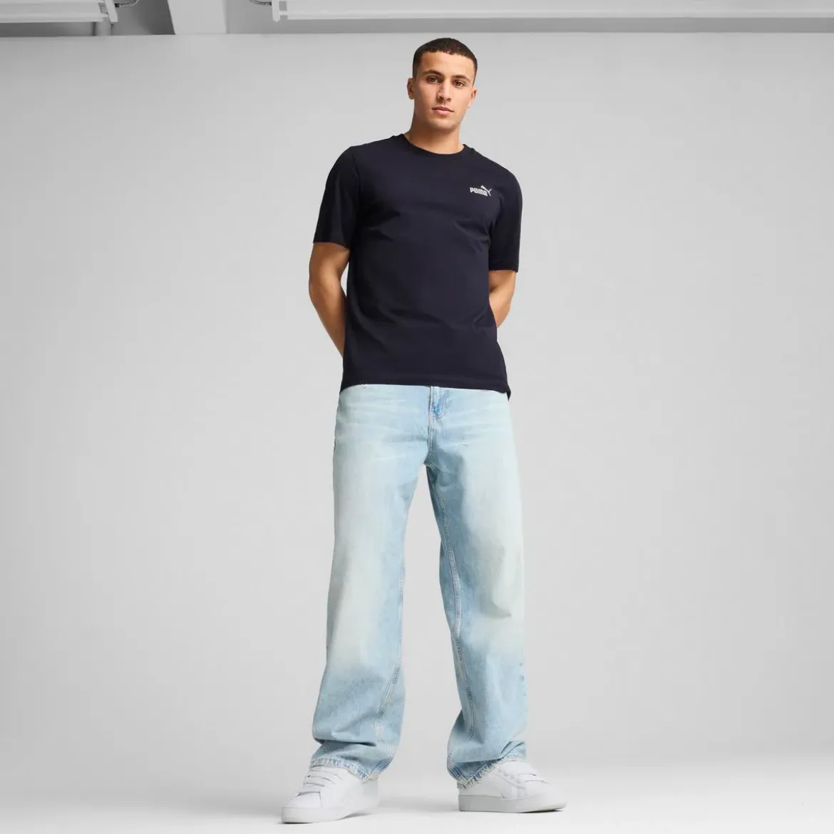 T-shirt design minimal da uomo blu Puma con logo bianco sul petto